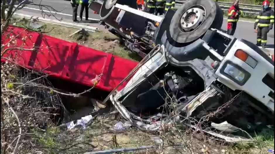 [multi] Diaľnica D2 je v jednom smere neprejazdná, cestu zablokoval prevrátený kamión 3469