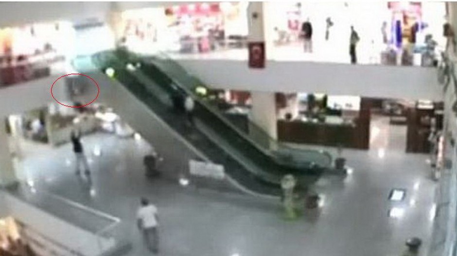 chlapcek spadol z eskalatora turecko