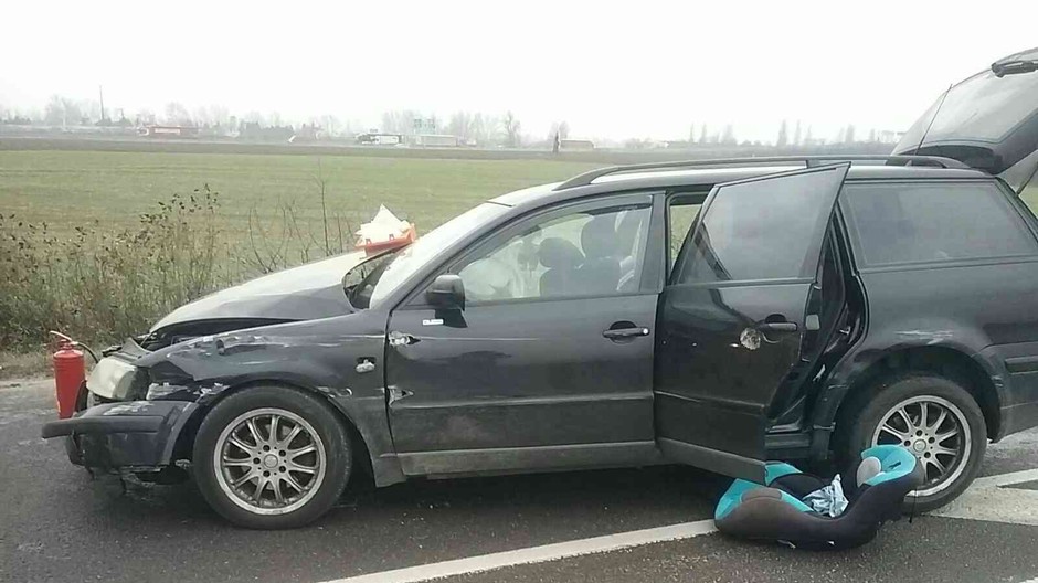 Čelná zrážka dvoch áut si vyžiadala 5 zranených.  Na mieste sú aj deti