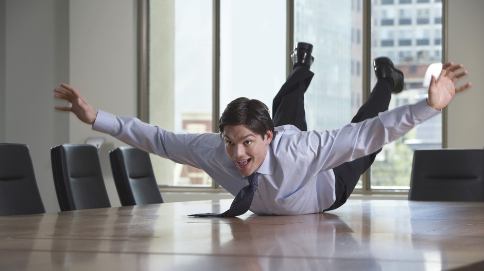 muž ležiaci na stole