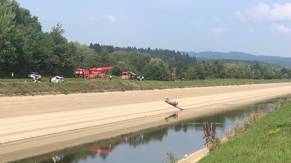 Hasiči vytiahli z Hričovského kanála auto. Našli v ňom telo