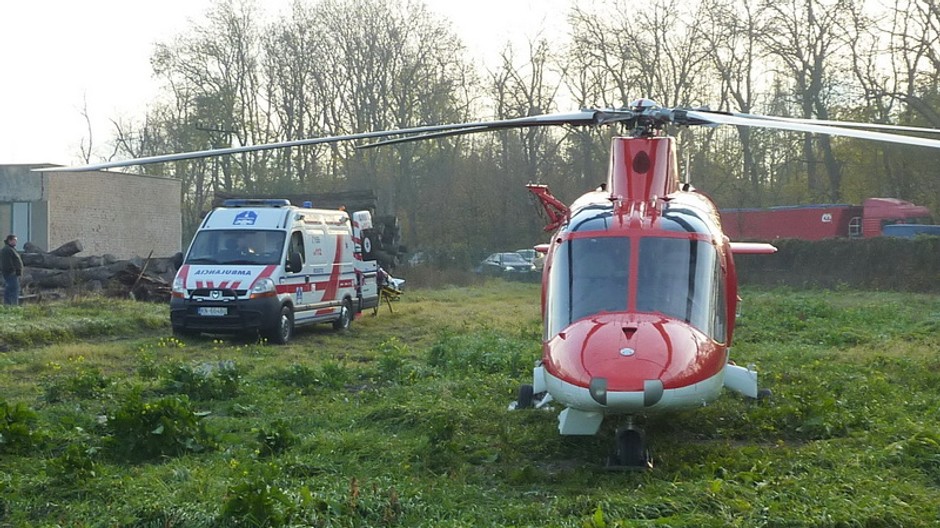 Záchranárske auto a vrtuľník