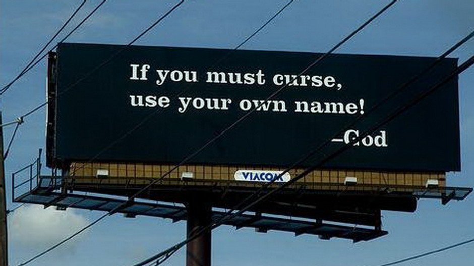 billboard cierny s napisom na boha-boh, reklama