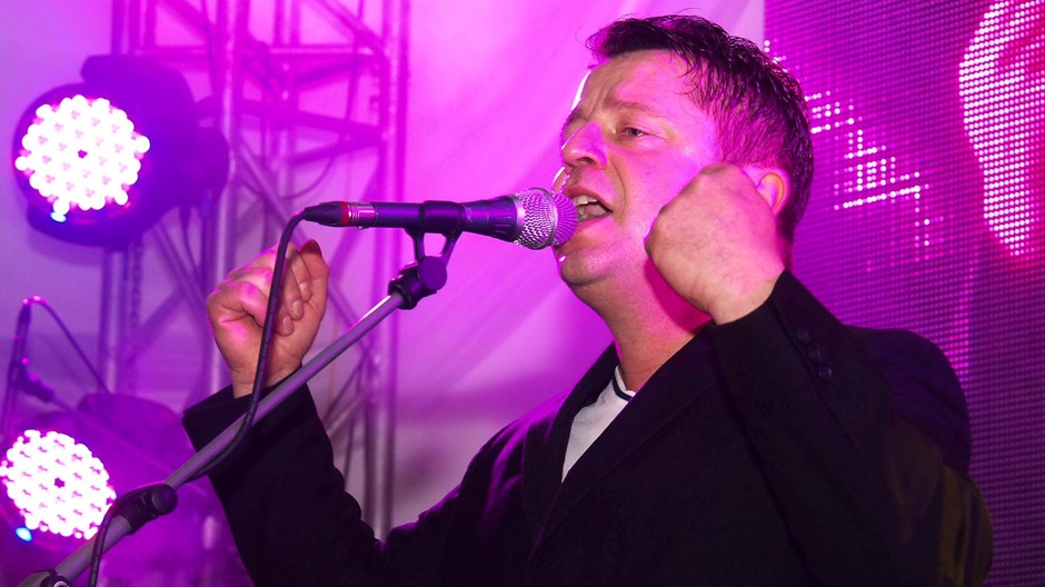 petr muk dvihnute paste spieva na podiu