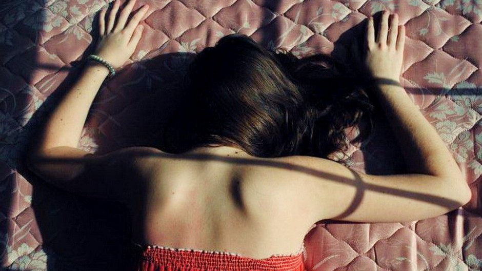 Žena leží na posteli, násilie, sex