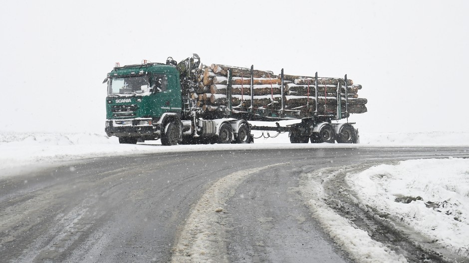 Sneženie komplikuje dopravu