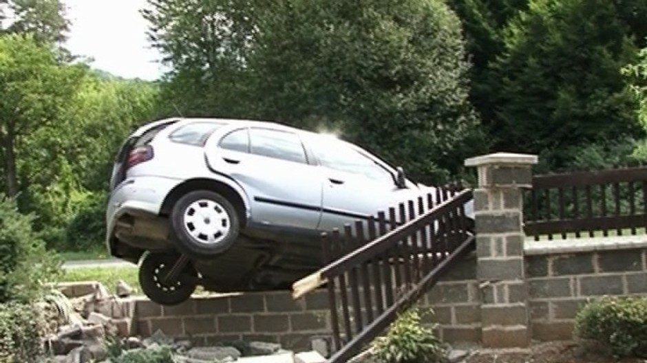 auto v murovanom plote-havaria