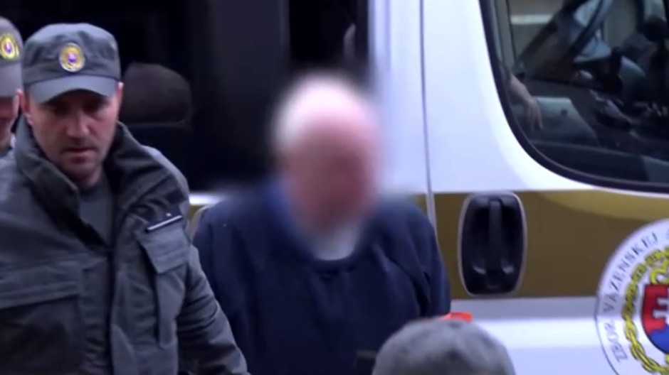 Ján, ktorý suseda ubil tyčou a vliekol za autom, sa opäť postavil pred súd