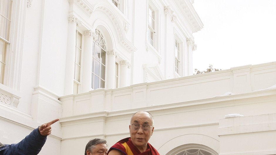 Dalajláma vychádza so sprievodom z bieleho domu