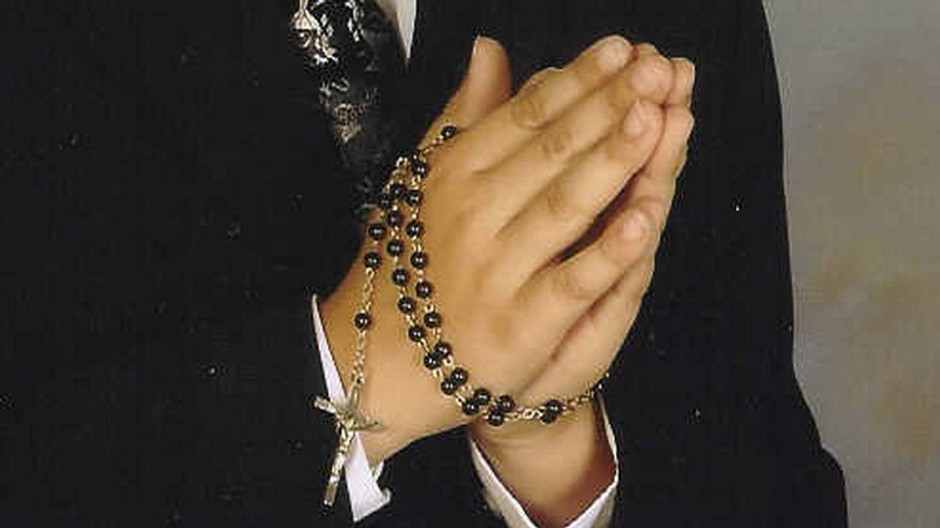 ruky sa modlia s ruzencom