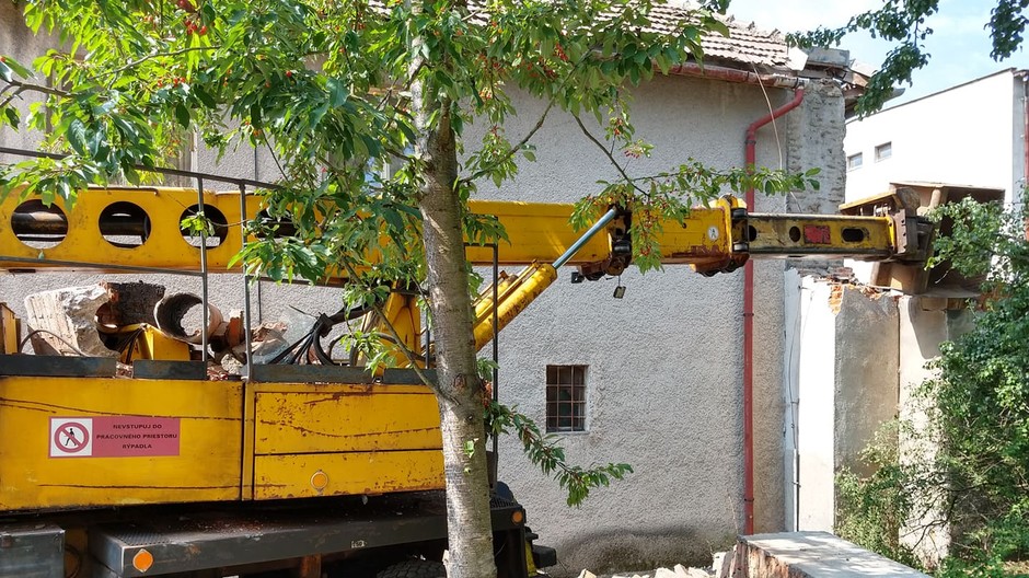 Komín, Žiar nad Hronom, pád