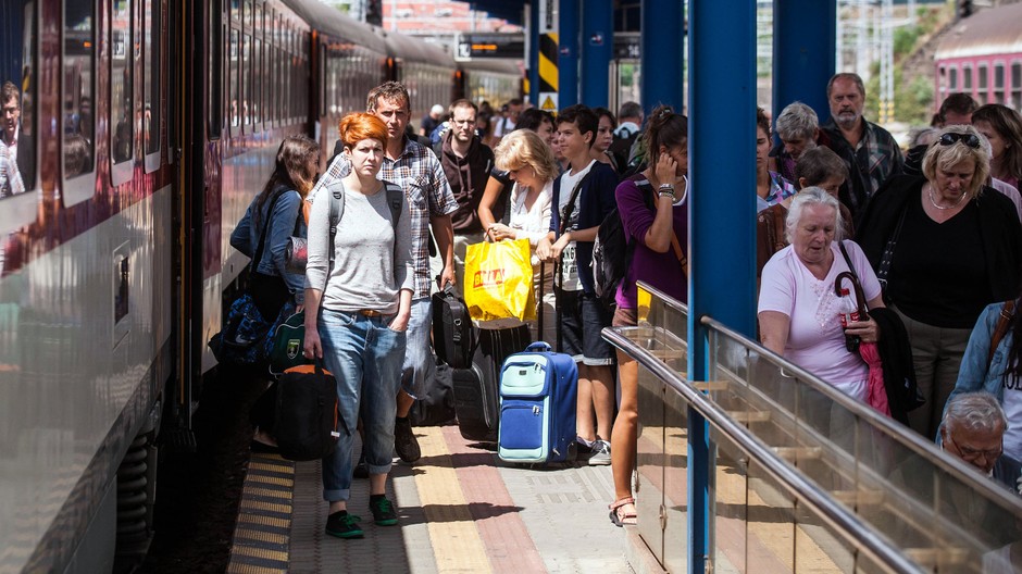 ľudia na vlakovej železničnej stanici