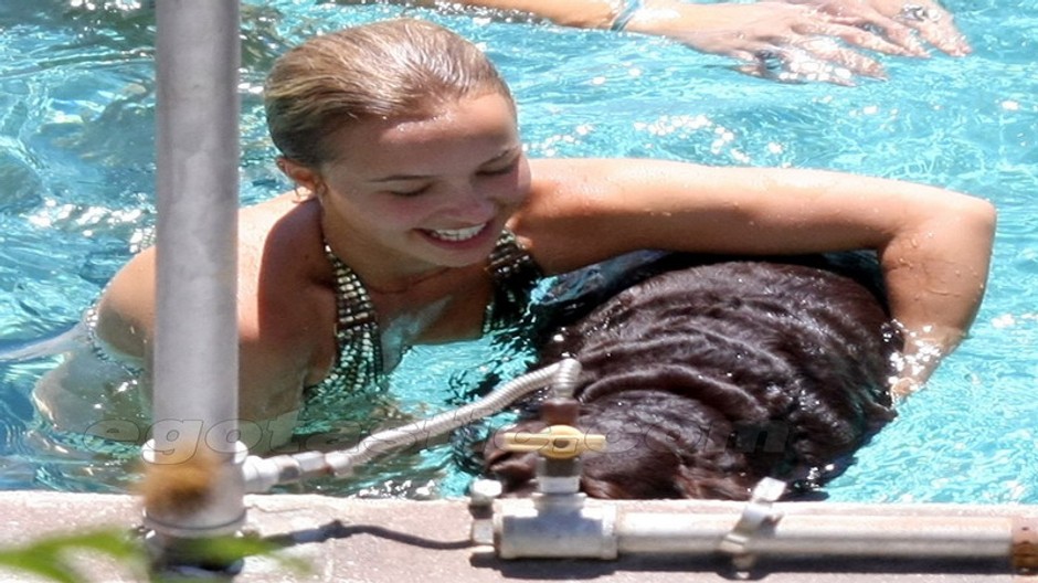 Hayden Panettiere v bazéne vidno jej prsia