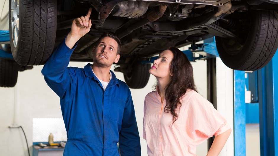 Automechanik, žena, auto.jpg