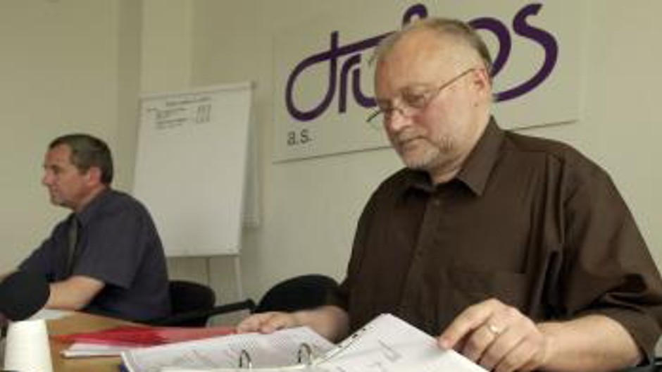 drukos, muz sedi pred napisom, prezera papiere