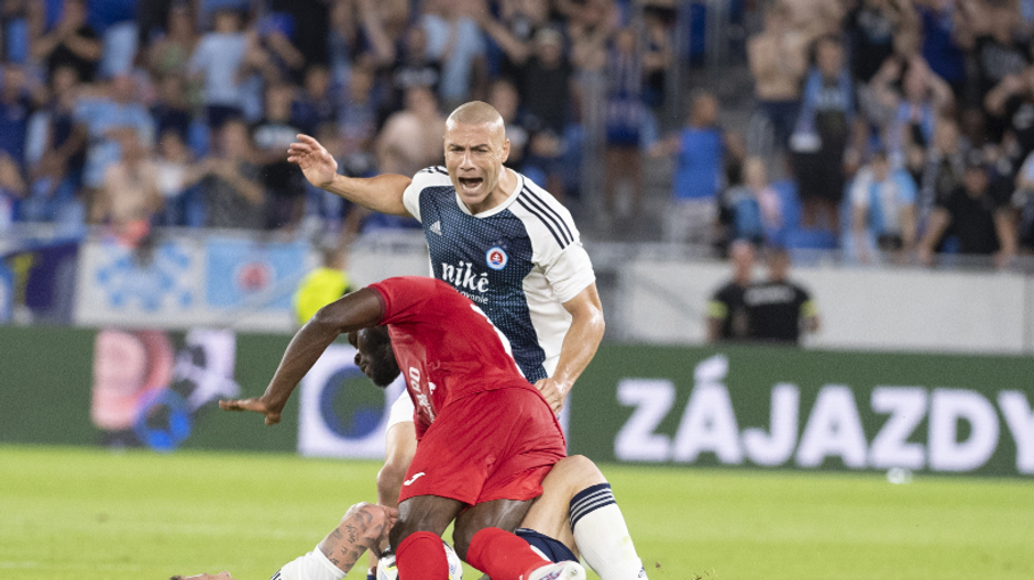 Na snímke vľavo Juraj Kucka, vpravo Nego Ekofo (Hesper) a v pozadí Jaba Kankava (ŠK Slovan)