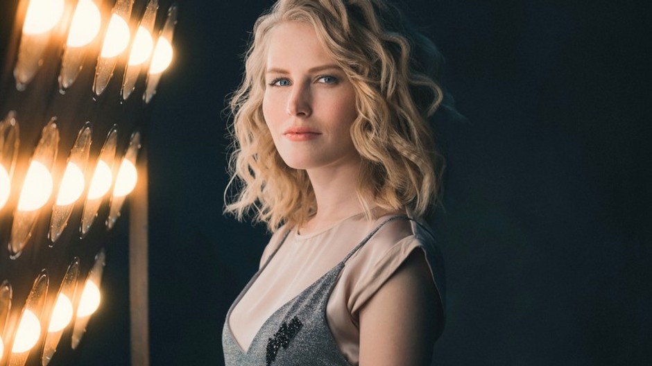 žena
