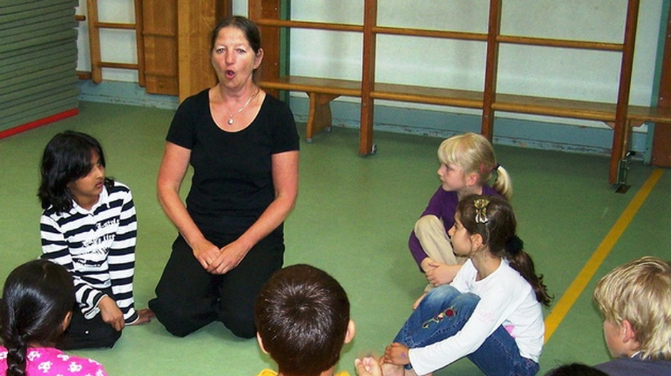 učiteľka s deťmi v škôlke