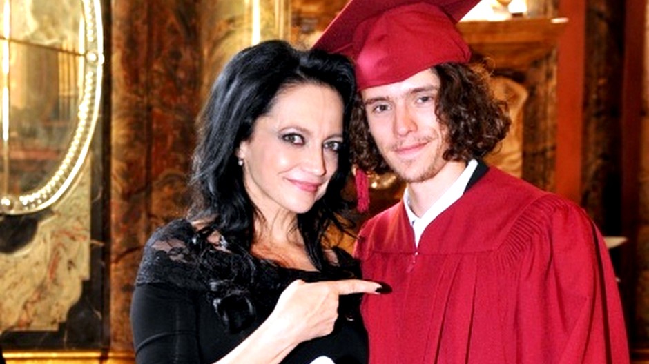 Filip, syn Lucie Bílej, zmaturoval