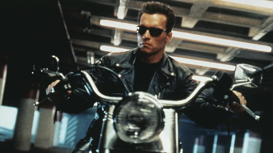 Arnold Schwarzenegger na motorke, z filmu Terminator