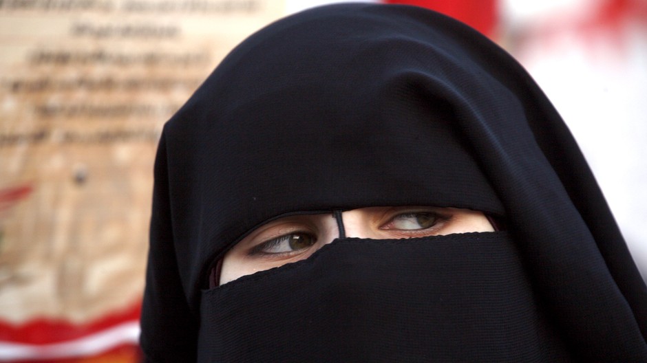 Žena v nikábe ilustračné foto