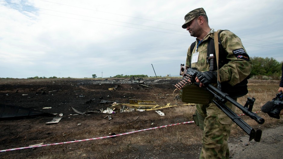 proruský separatista na mieste pádu leitadla MH17