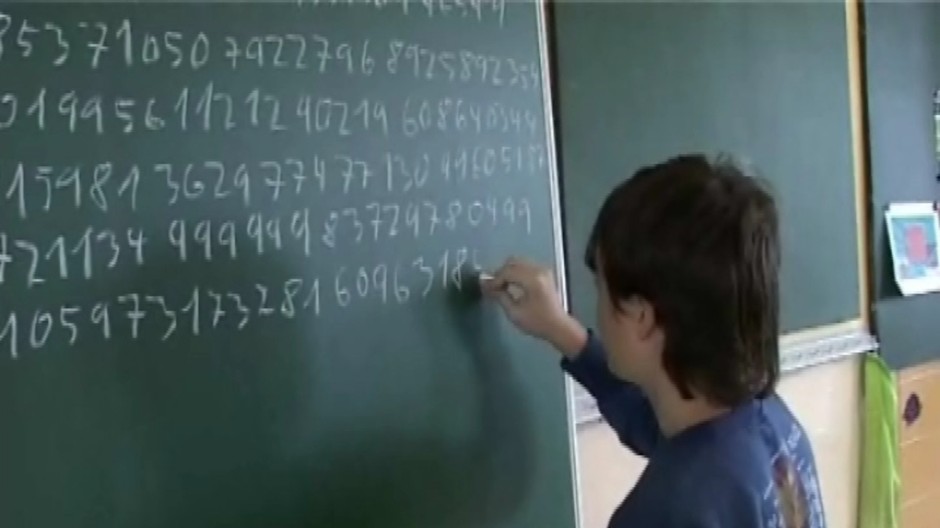 chlapec cmara na tabulu cisla