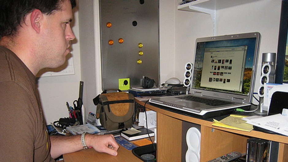 Muž čumí do počítača, profil