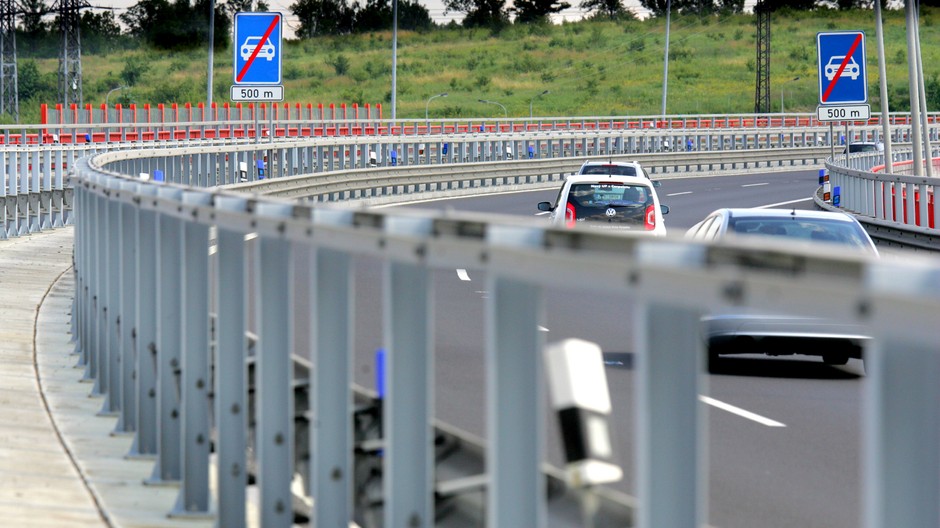 autá diaľnica ilustračné