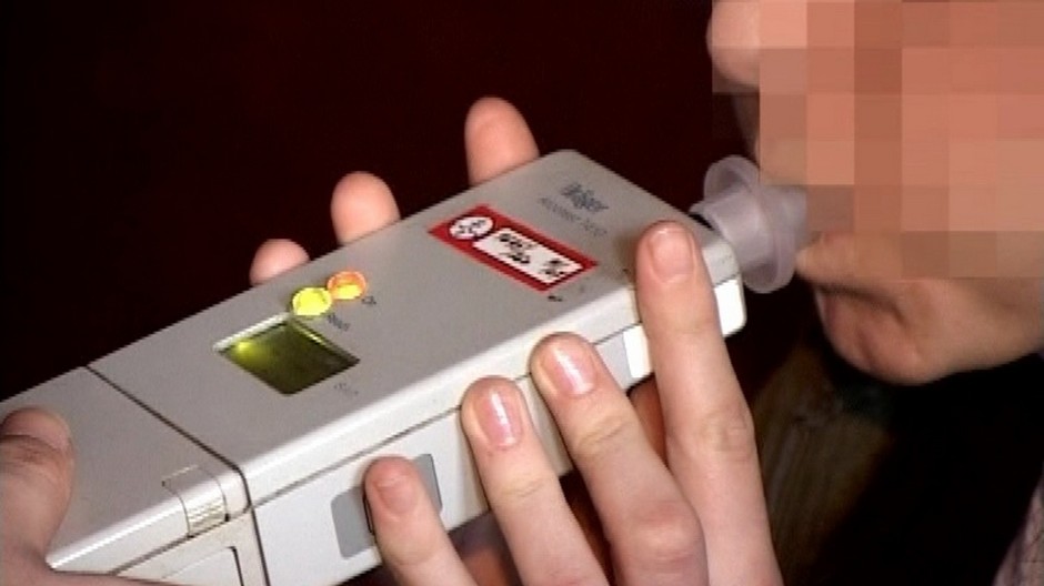 Dieťa fúka do prístroja, meranie alkoholu, dychová skúška