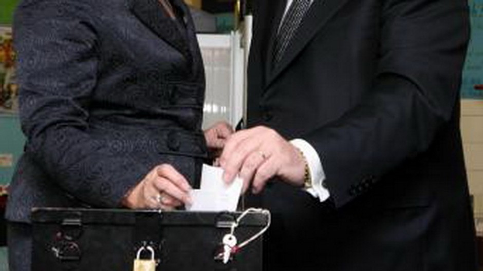 Hlasovacia urna, lístky, ruky