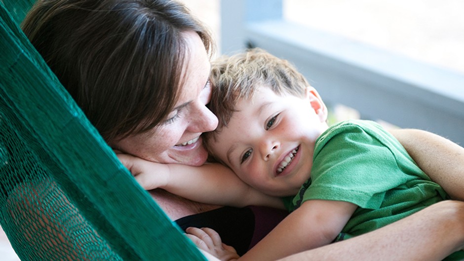 Chlapček s matkou v objatí