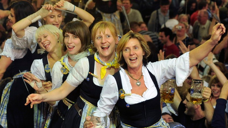 Výčapníčky na festivale piva Oktoberfest