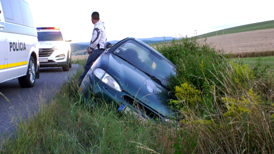 Bez vodičského a s alkoholom v krvi. S autom sa nakoniec prevrátili a skončil v priekope