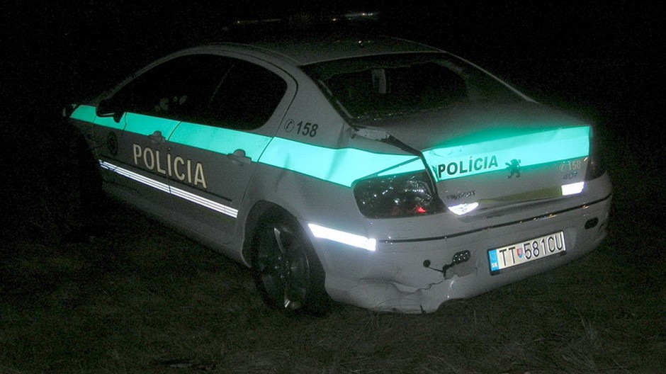 policajne auto-otlcene-tma