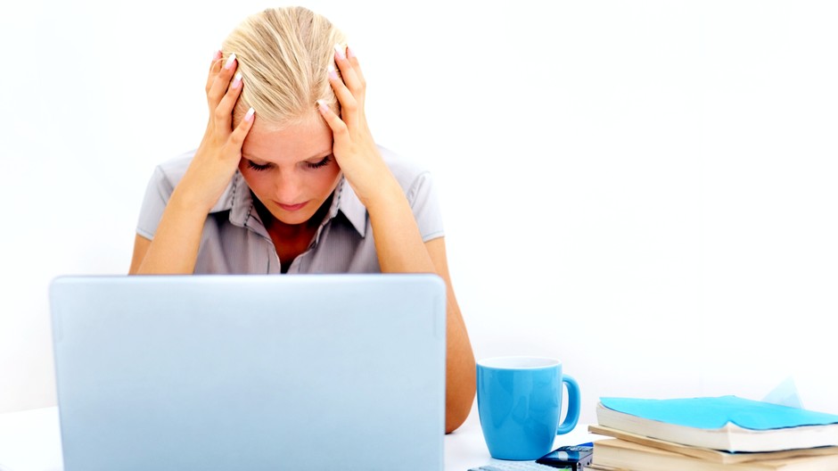 žena s počítačom - ilustračné foto