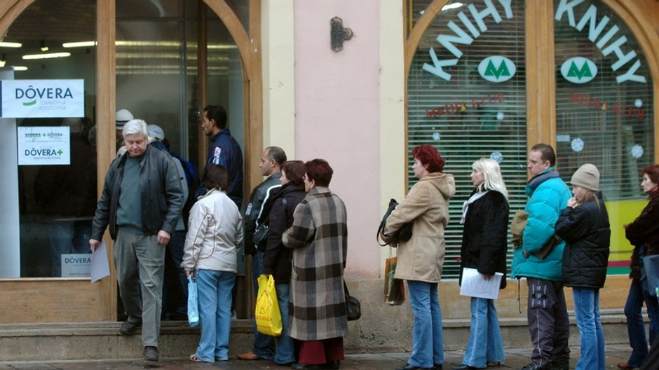 Ľudia čakajú pred poisťovňou Dôvera