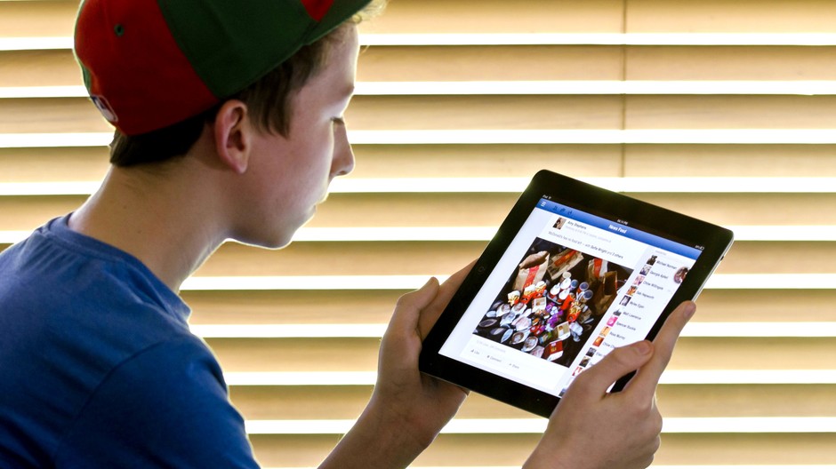 chalan tínedžer tablet facebook ilustračné foto