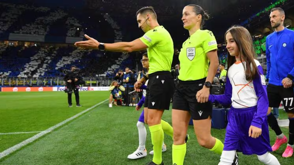Guadalupe Porras Ayusová a hlavný arbiter duelu Carlos del Cerro Grande