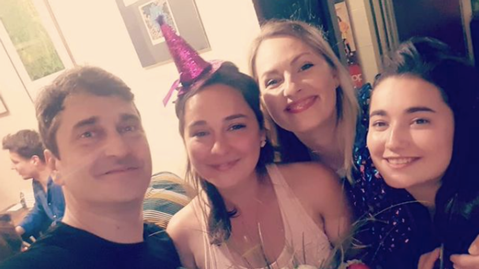 Saša Rašilov s manželkou a dcérami