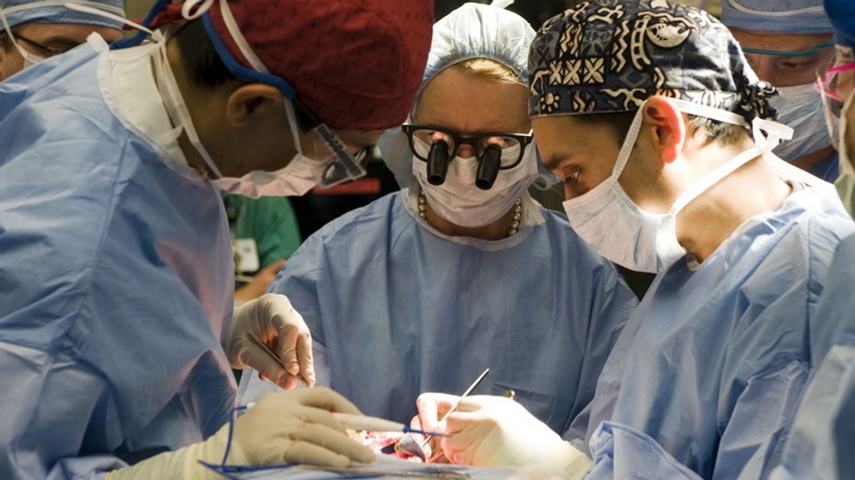 lekari,lekarka s pristrojom na ociach