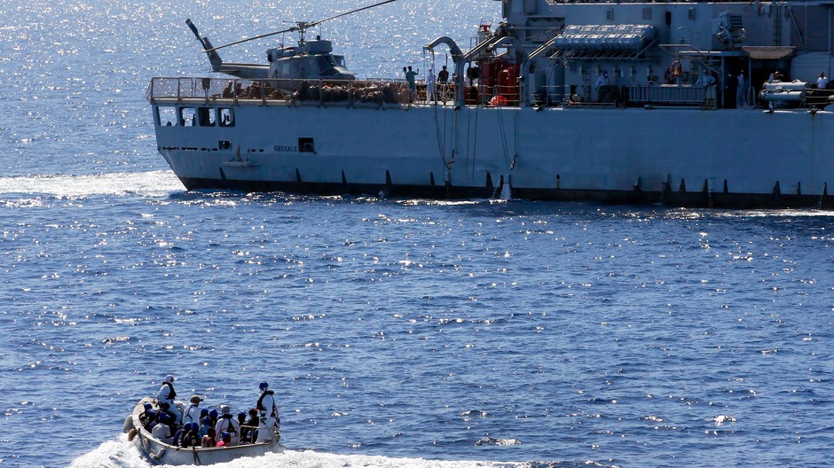 migranti more loď ilustračné foto