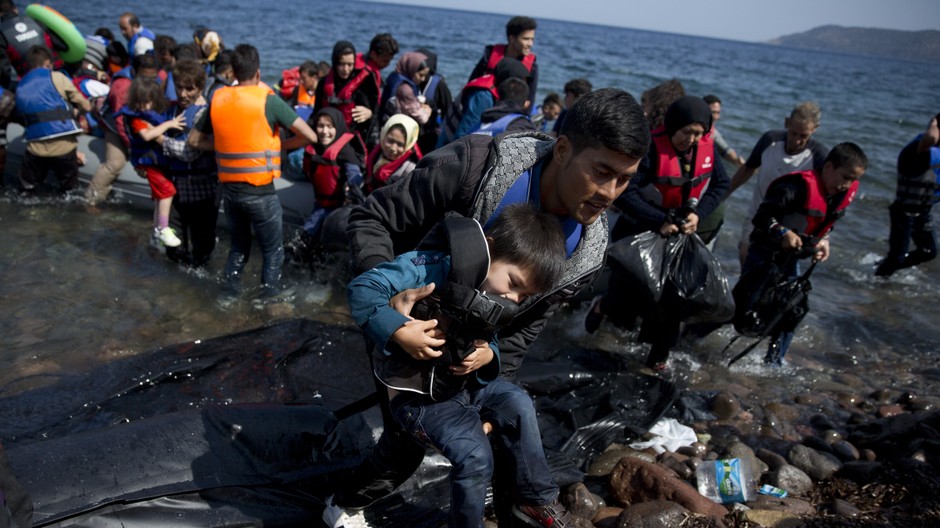 Afgánski utečenci prichádzajú na grécky ostrov Lesbos na nafukovacom člne