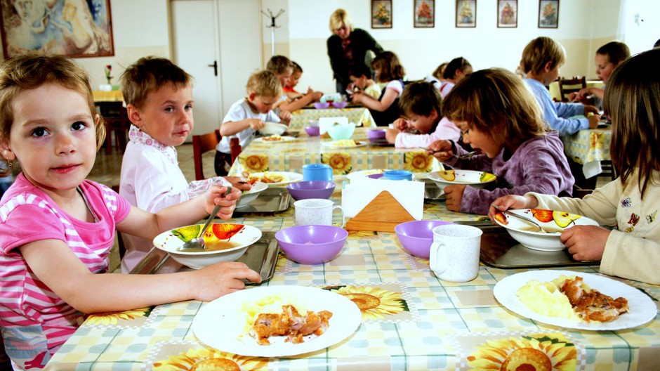 škola jedáleň deti ilustračné foto