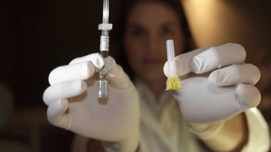 Botox, v pozadí žena so striekačkou, ilustračné foto