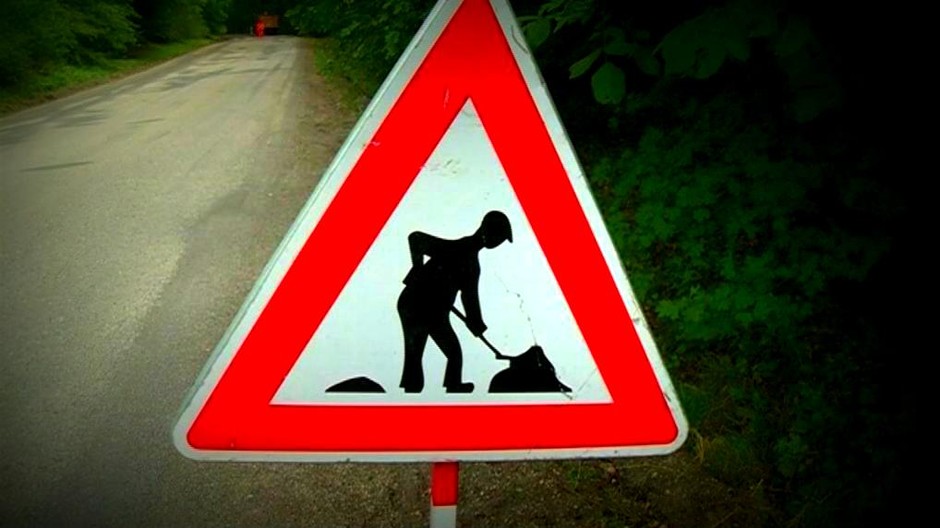 Cesta rozkopaná značka cestári pracujú