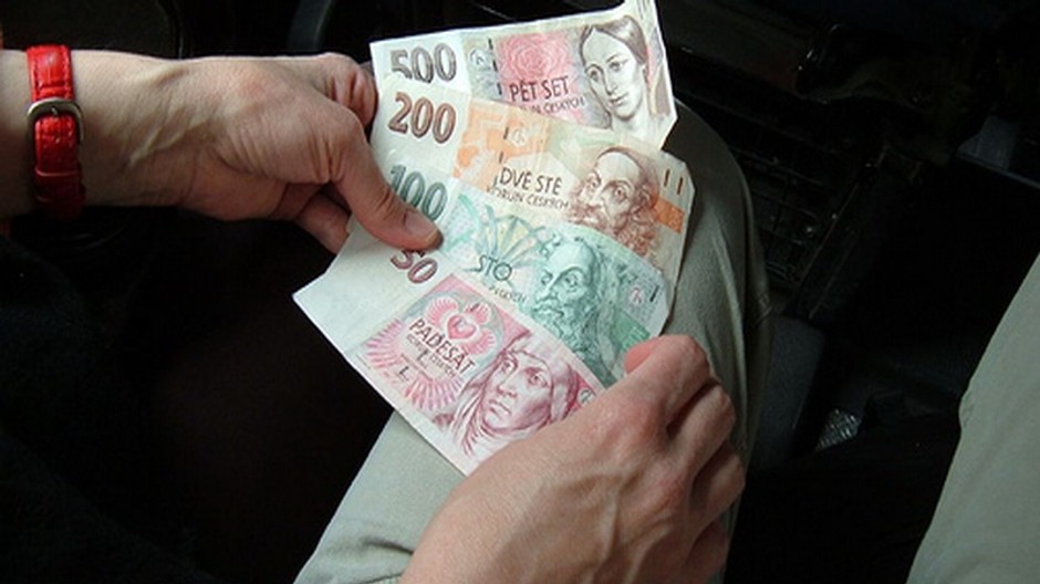 České bankovky, ruky