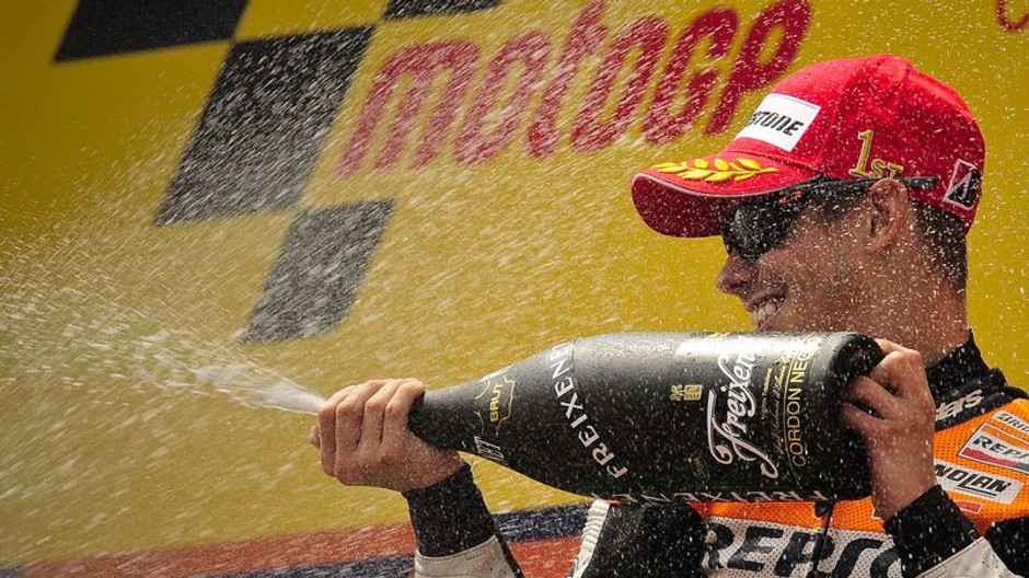 Casey Stoner oslavuje víťazstvo na VC Katalánska