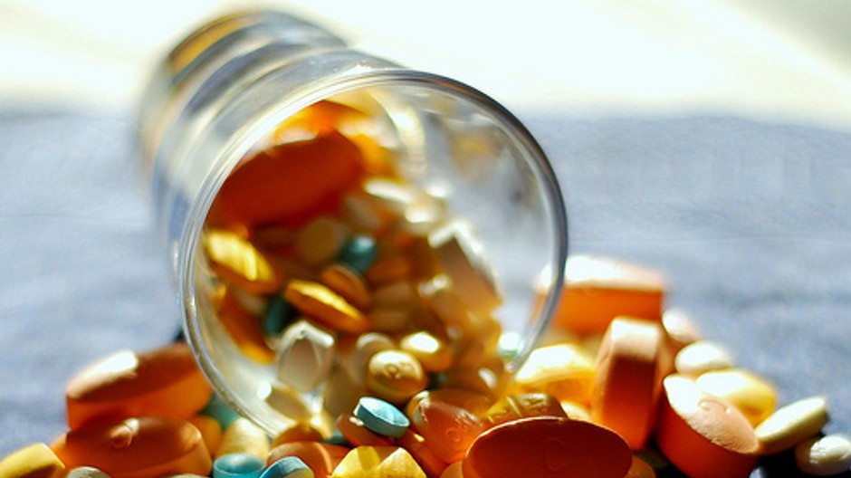 multivitaminy farebne, vysypane z pohara