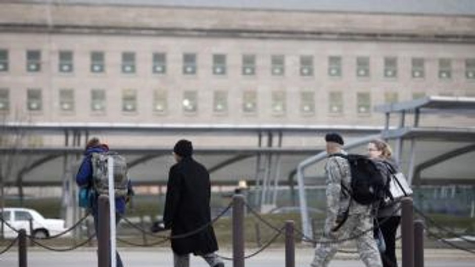 USA, vojaci kracaju pred budovou pentagonu